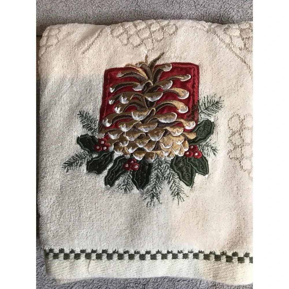 Holiday 2 pc Bath Towel Set‎ Embroidered Christmas Pinecone